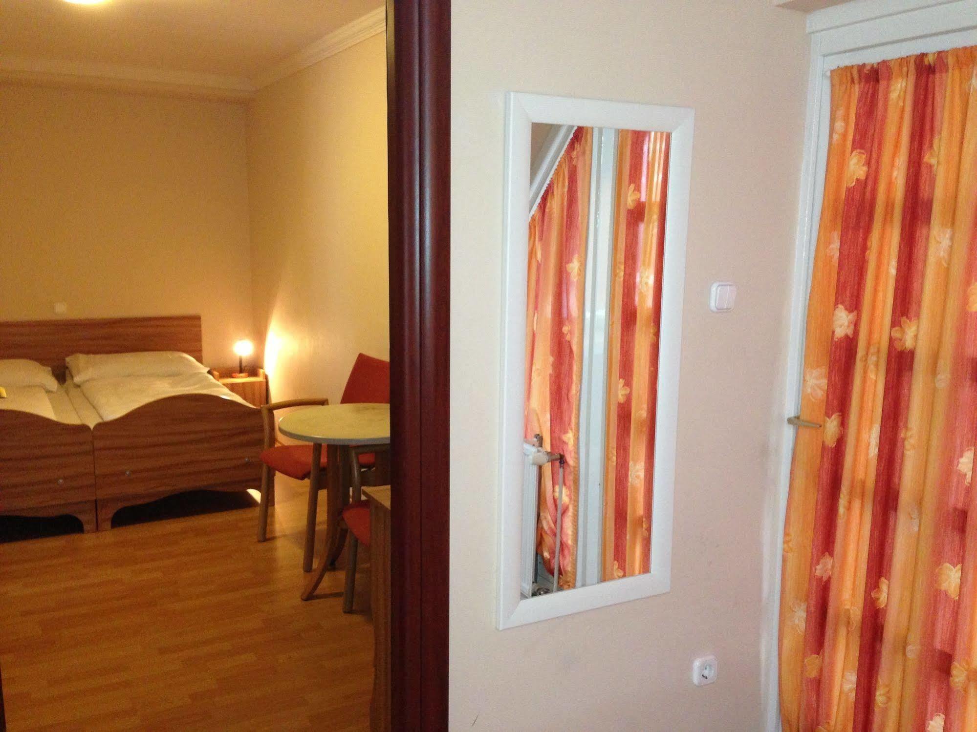 Kalvin Vendegszobak Debrecen Bagian luar foto